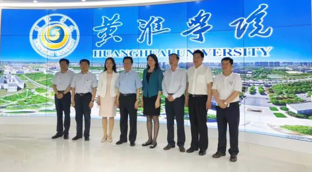中華職業(yè)教育社理事長陳昌智、河南省副省長霍金花一行參觀展廳